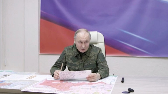 Presiden Rusia Vladimir Putin mengunjungi pusat kendali angkatan bersenjata Rusia selama konflik Rusia-Ukraina di wilayah Kursk, Rusia, Rabu (12/3/2025). Foto: Russian Pool/Reuters TV via REUTERS