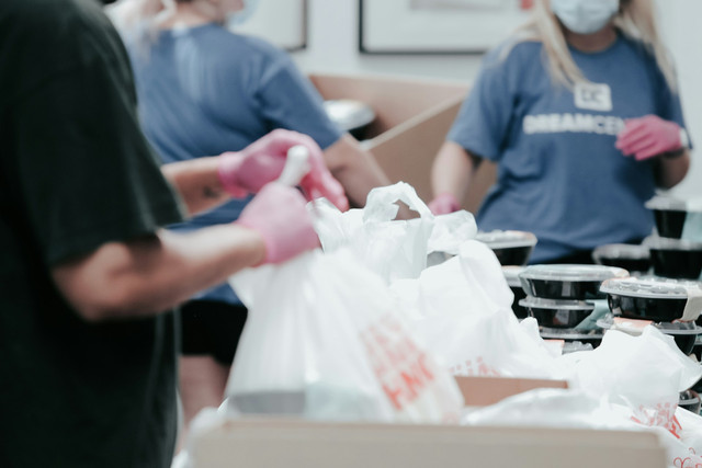Ilustrasi zakat fitrah untuk keluarga. Foto: Unsplash