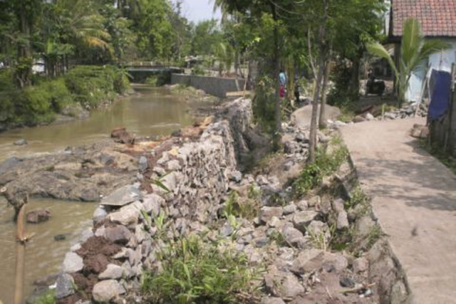 Permukiman warga yang berdiri di sepanjang bantaran Sungai Cianjur, Kabupaten Cianjur, Jawa Barat, Kamis (13/3/2025). Foto: Dok. kumparan