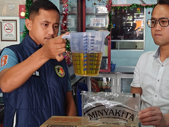 Pengukuran volume minyak goreng subsidi merk MinyaKita saat sidak oleh Satreskrim Polres Sintang. Foto: Dok Polres Sintang,