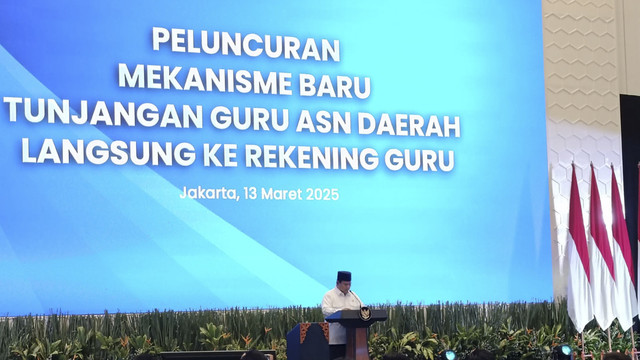 Presiden Prabowo Subianto meluncurkan mekanisme baru tunjangan guru ASN daerah langsung ke rekening guru di Kantor Kemendikdasmen, Jakarta Pusat, Kamis (13/3/2025).   Foto: Zamachsyari/kumparan