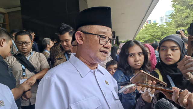 Menteri Pendidikan Dasar dan Menengah Abdul Mu'ti saat dijumpai di kantornya dalam peluncuran kebijakan transfer tunjangan langsung ke rek guru, Jakpus, Kamis (13/3/2025). Foto: Thomas Bosco/kumparan