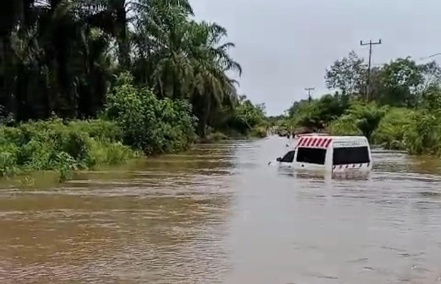 Ambulans Puskesmas Serangas mogok ketika melintasi banjir di Sungai Risap. Foto: Istimewa