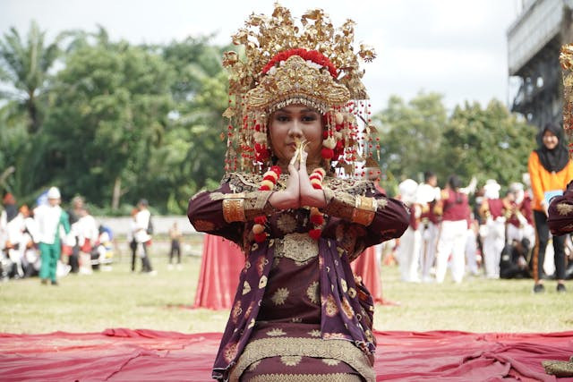 Ilustrasi peran aktif peserta didik dalam menjaga dan melestarikan tradisi kearifan lokal dan budaya Indonesia . Sumber: Pexels/Anton D90