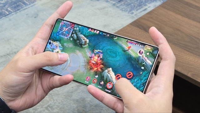 Ilustrasi bermain game Mobile Legends di Samsung Galaxy S25 Ultra. Foto: Samsung