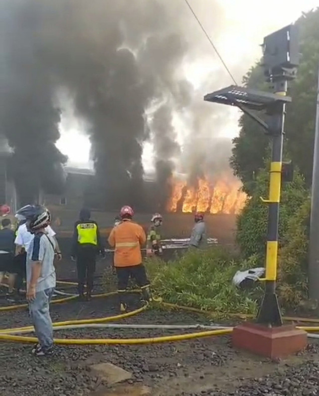 Kebakaran tiga gerbong kereta di Stasiun Yogyakarta. Foto: Dok. KAI/Pandangana Jogja