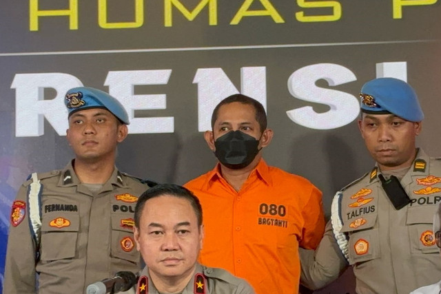 Mantan Kapolres Ngada AKBP Fajar Widyadharma Lukman mengenakan baju tahanan dihadirkan saat konferensi pers di Mabes Polri, Jakarta pada Kamis (13/3/2025). Foto: Abid Raihan/kumparan