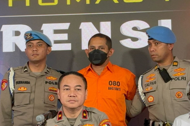 Mantan Kapolres Ngada AKBP Fajar Widyadharma Lukman mengenakan baju tahanan dihadirkan saat konferensi pers di Mabes Polri, Jakarta pada Kamis (13/3/2025). Foto: Abid Raihan/kumparan