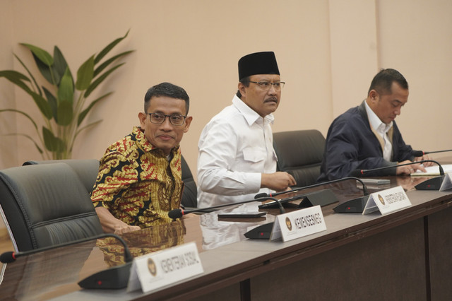 Mensos Saifullah Yusuf bersama menghadiri Rapat Konsolidasi Penanganan Kemiskinan Ekstrem di kantor Kementerian Koordinator Bidang Pemberdayaan Masyarakat, Kamis (13/3/2025). Foto: Dok. Kemensos