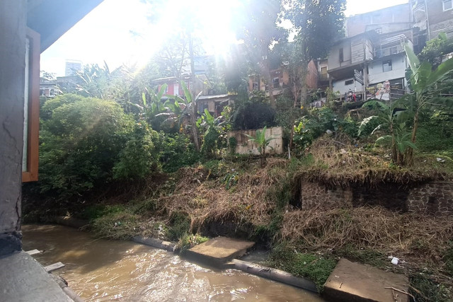 Permukiman warga di bantaran sungai Cikapundung, Kelurahan Dago, Kecamatan Coblong, Bandung, Kamis (13/3/2025). Foto: Robby Bouceu/kumparan