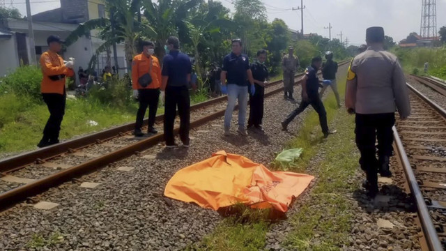 Seorang pria tanpa identitas tewas tertabrak Kereta Api (KA) Gumarang di KM 214+8 - 214+9 Jalan Benowo Sawah Gang IV, Surabaya, Kamis (13/3/2025).  Foto: Dok. BPBD Surabaya