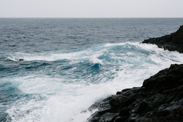 Ilustrasi peran bulan dalam memengaruhi pasang surut di bumi. Foto: Pexels