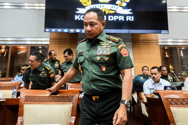 Panglima TNI Jenderal TNI Agus Subiyanto bersiap mengikuti rapat kerja bersama Komisi I DPR di kompleks Parlemen, Senayan, Jakarta, Rabu (10/7/2024). Foto: Rivan Awal Lingga/ANTARA FOTO