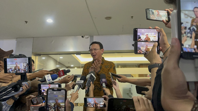 Mantan Komisaris Utama PT Pertamina Basuki Tjahaja Purnama menyampaikan keterangan pers usai menjalani pemeriksaan di Kejaksaan Agung, Jakarta, Kamis (13/3/2025). Foto: Rayyan Farhansyah/kumparan