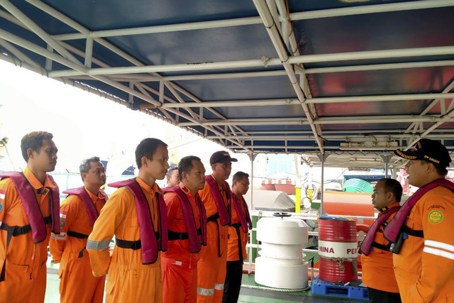 Basarnas melakukan evakuasi kebakaran kapal Tug Boat Roselyne 08 dan kapal tanker MT Ronggolawe di kawasan Lamongan Integrated Shorebase (LIS), Desa Kemantren, Kecamatan Paciran, Kabupaten Lamongan, Kamis (13/3/2025).  Foto: Dok. Basarnas Surabaya