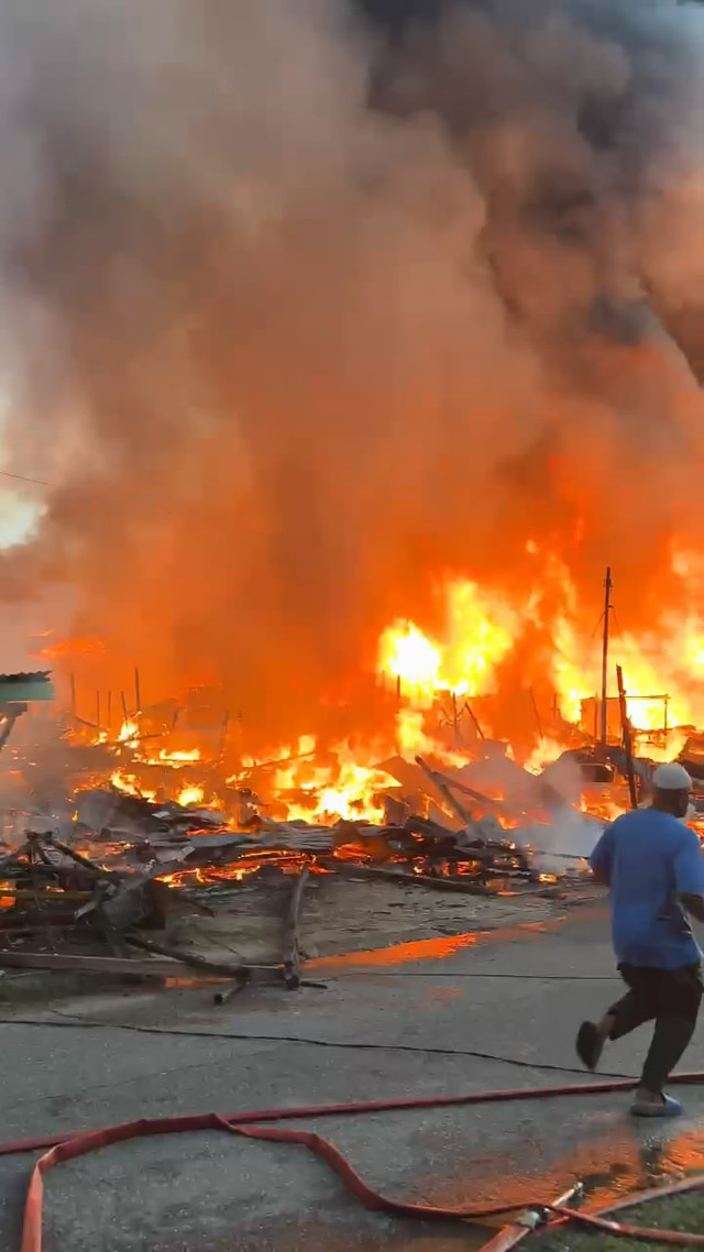 Kebakaran menghanguskan kios di Pasar Pagi Kapuas Hulu. Foto: Dok. Istimewa