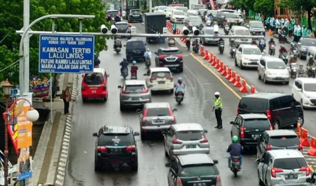 Ilustrasi arus lalu lintas di Jalan Jenderal Sudirman Palembang. (foto: Abdul Toriq/Urban Id)