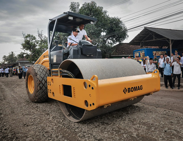 Gubernur Lampung, Rahmat Mirzani Djausal secara simbolis langsung melakukan pemadatan jalan menggunakan alat berat | Foto : Dok. Diskominfotik