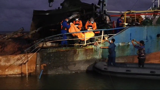 Tim SAR Gabungan mengevakuasi satu korban meninggal dunia yang sebelumnya dilaporkan hilang dalam insiden kebakaran Kapal Tug Boat Roselyne 08 dan kapal tanker MT Ronggolawe. Foto: Basarnas Surabaya