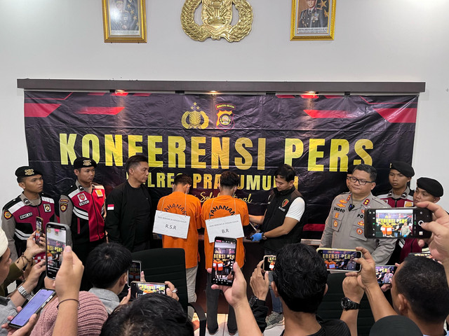 Polrestabes Prabumulih saat press rilis dua pelaku pembunuhan bos cucian mobil. Foto : Istimewa