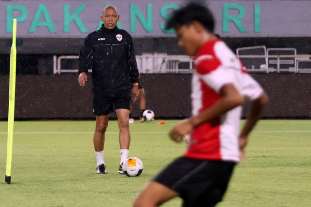 Pelatih Timnas Indonesia U-17 Nova Arianto memimpin latihan di Stadion Pakansari, Kabupaten Bogor, Jawa Barat, Kamis (13/3/2025). Foto: Yulius Satria Wijaya/ANTARA FOTO