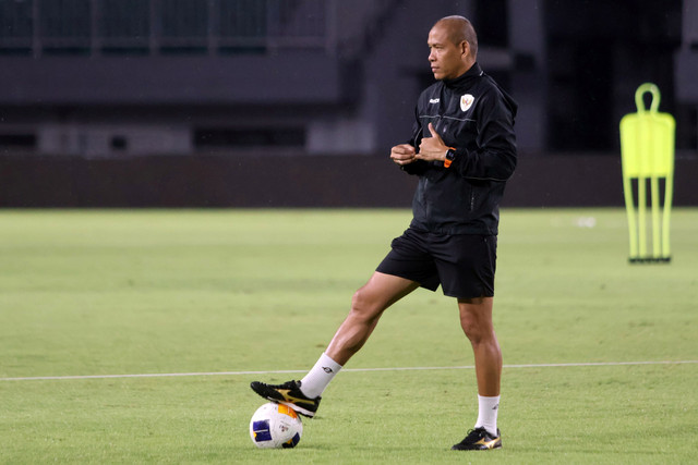 Pelatih Timnas Indonesia U-17 Nova Arianto memimpin latihan di Stadion Pakansari, Kabupaten Bogor, Jawa Barat, Kamis (13/3/2025). Foto: Yulius Satria Wijaya/ANTARA FOTO