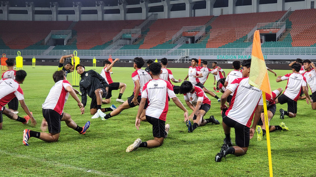 Pemain Timnas U-17 Indonesia mengikuti latihan di Stadion Pakansari, Kabupaten Bogor, Jawa Barat, Kamis (13/3/2025). Foto: Soni Insan Bagus/kumparan