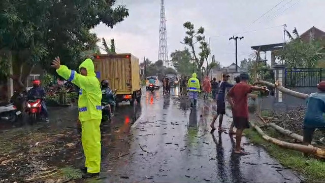 Polsek Campurdarat Bersama Warga Evakuasi Pohon Tumbang dan Menimpa Pengendara