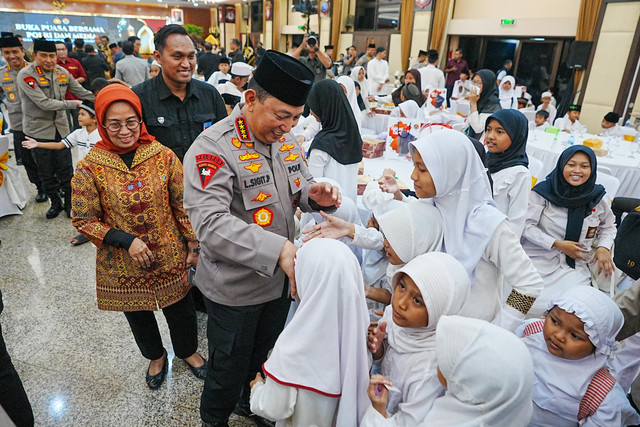 Kapolri Jenderal Listyo Sigit Prabowo buka bersama dan bagi-bagi takjil ke anak-anak yatim di Rupatama, Mabes Polri, Jakarta, Kamis (13/3/2025). Foto: Polri