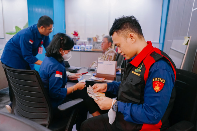 Jaksa penyidik pada Kejari Jakpus melakukan penggeledahan terkait kasus dugaan korupsi PDNS. Foto: Dok. Kejari Jakpus