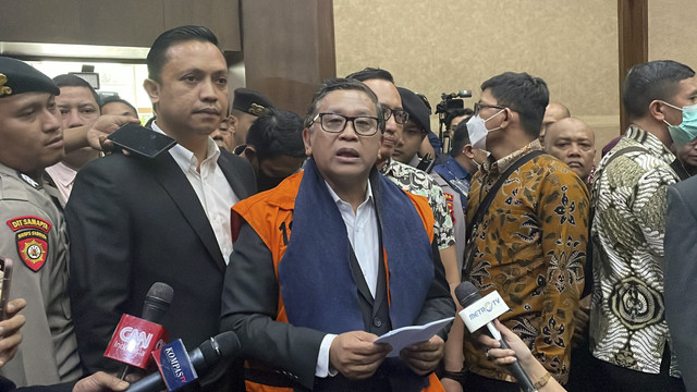 Sekjen PDIP Hasto Kristiyanto jelang sidang perdana di Pengadilan Negeri Jakarta Pusat, Jumat (14/3/2025). Foto: Fadhil Pramudya/kumparan