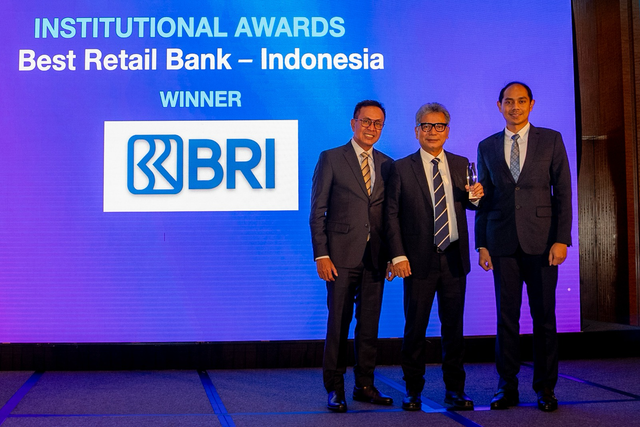 Direktur Utama BRI Sunarso (tengah), Director of Commercial, Small, and Medium Business BRI Amam Sukriyanto (kiri), dan Corporate Secretary BRI Agustya Hendy Bernadi (kanan) saat menerima penghargaan Best Retail Bank Indonesia di ajang Retail Banker International (RBI) Asia Trailblazer Awards 2025 di Singapura, Kamis (13/3/2025). Foto: Dok. BRI