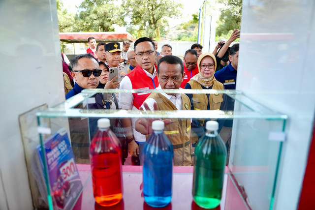 Menteri ESDM Bahlil Lahadalia (kedua dari kanan) bersama Direktur Utama PT Pertamina Simon Aloysius Mantiri (ketiga dari kanan) saat meninjau langsung BBM SPBU di Banten menjelang arus mudik Lebaran, Kamis (13/3). Foto: Dok. Pertamina