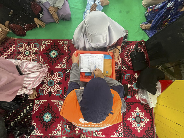 Seorang guru ngaji mengajarkan lansia membaca Al-Quran saat Pesantren Ramadan Lansia di Desa Tegalurung, Kecamatan Balongan, Kabupaten Indramayu, Selasa (11/3/2025). Foto: kumparan