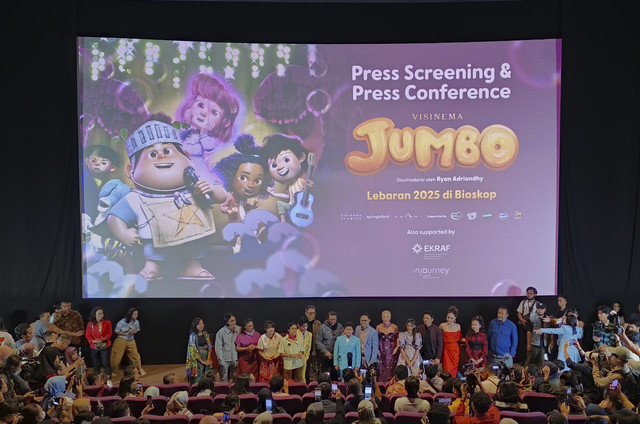 Sejumlah pengisi suara diantaranya Ariel Noah, Bunga Citra Lestari dan Cinta Laura saat konferensi pers film Jumbo di Epicentrum, Kuningan, Jakarta, Kamis, (13/3/2025).  Foto: Agus Apriyanto