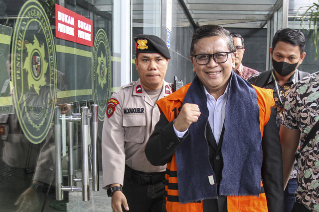 Sekjen DPP PDI Perjuangan Hasto Kristiyanto (kedua kanan) berjalan setibanya untuk menjalani sidang dakwaan di Pengadilan Tipikor, Jakara Pusat, Jumat (14/3/2025). Foto: Fathul Habib Sholeh/ANTARA FOTO