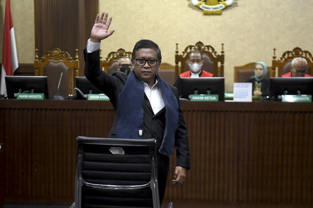 Sekjen DPP PDI Perjuangan Hasto Kristiyanto melambaikan tangan saat menjalani sidang dakwaan di Pengadilan Tipikor, Jakara Pusat, Jumat (14/3/2025).  Foto: Muhammad Adimaja/ANTARA FOTO