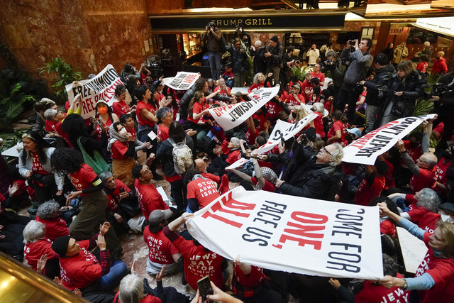 Sejumlah pengunjuk rasa yang tergabung dalam organisasi hak asasi manusia Jewish Voice for Peace menggelar aksi pembangkangan sipil di dalam Trump Tower, New York, Amerika Serikat, Kamis (13/3/2025). Foto: Timothy A. Clary/AFP