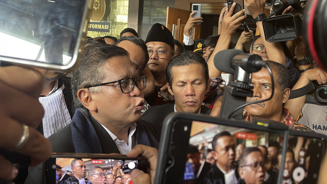 Sekjen PDIP Hasto Kristiyanto usai sidang perdana di Pengadilan Negeri Jakarta Pusat, Jumat (14/3/2025).  Foto: Fadhil Pramudya/kumparan