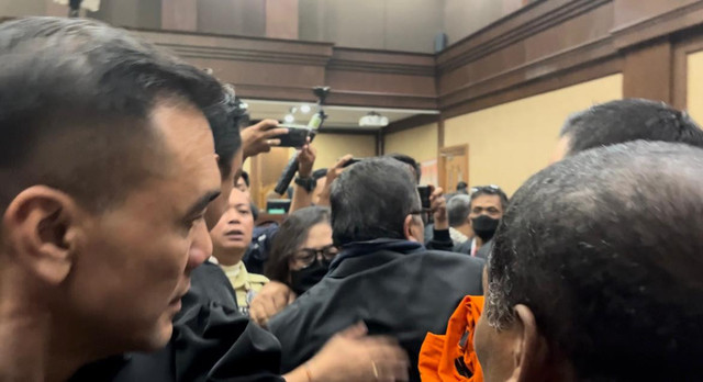 Sekjen PDIP Hasto Kristiyanto peluk keluarga usai sidang perdana di Pengadilan Tipikor Jakarta, Jumat (14/3/2025). Foto: Fadhil Pramudya/kumparan