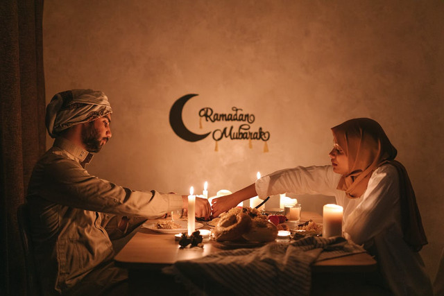 Bukber adalah singkatan dari buka bersama, yakni tradisi yang umum dilakukan oleh umat Muslim selama bulan Ramadan. Foto: Pexels.com