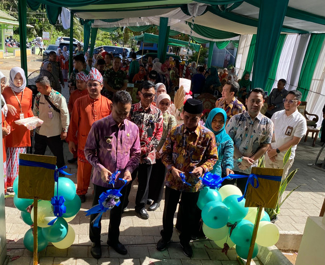 Pemtongan pita sekaligus peresmian gedung baru Puskesmas dan ILP Puskesmas Tanjung Hulu. Foto: Yulia Ramadhiyanti/Hi!Pontianak