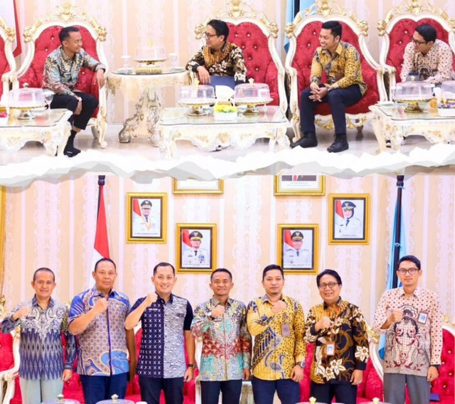 Kepala KPPN Watampone, Djoko Julianto bersama Bupati Bone, Andi Asman Sulaiman