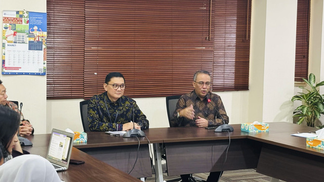 Direktur Eksekutif Departemen Komunikasi Bank Indonesia Ramdan Denny Prakoso dan Kepala Departemen Sistem Pembayaran Bank Indonesia Dicky Kartikoyono dalam Taklimat Media di Kantor Pusat BI, Jumat (14/3/2025).  Foto: Ave Airiza Gunanto/kumparan