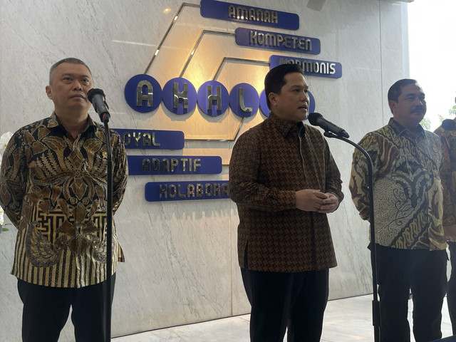 Menteri BUMN Erick Thohir, Menteri Perhubungan Dudy Purwagandhi, dan Menteri Imigrasi dan Permasyarakatan Agus Andrianto dalam konferensi pers di Kementerian BUMN, Jumat (14/3/2025).  Foto: Najma Ramadhanya/kumparan