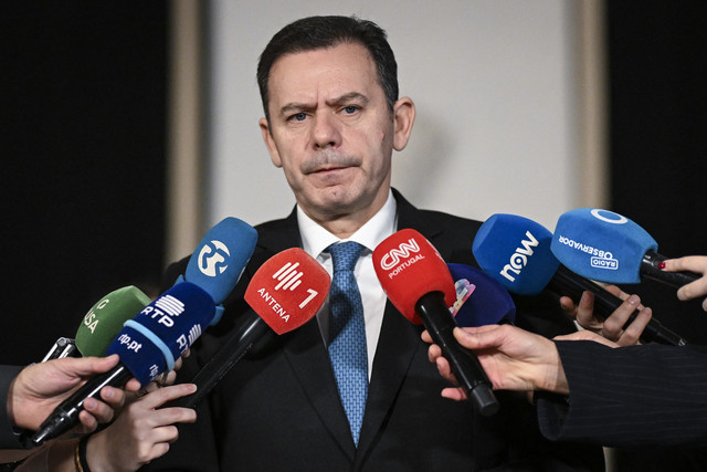 Perdana Menteri Portugal Luis Montenegro (tengah) menyampaikan keterangan pers saat pertemuan Dewan Negara Portugal di Istana Belem, Lisbon, Portugal, Rabu (13/3/2025). Foto: Patricia De Melo Moreira/AFP