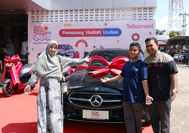 Endah Widyanti, seorang guru di SMPN 11 Muaro Jambi, memenangkan 1 unit Mercedes-Benz C200 Avantgarde dari program undian Poin Gembira Festival 2024 yang digelar Telkomsel. Foto: Telkomsel