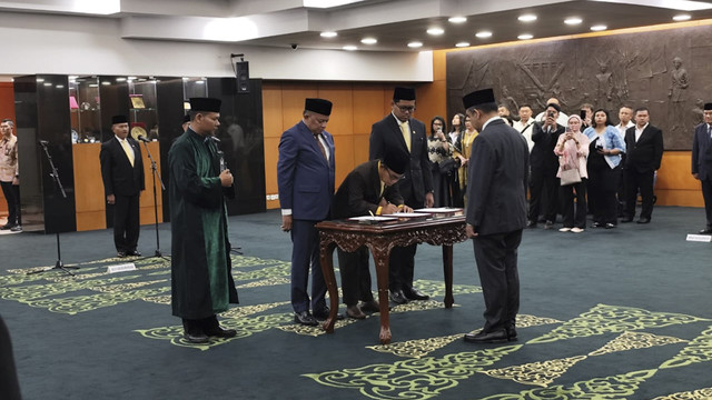 Suasana pengucapan sumpah anggota MPR pengganti antar waktu (PAW) di Ruang Delegasi, Kompleks Parlemen Senayan, Jakarta, Jumat (14/3/2025). Foto: Luthfi Humam/kumparan