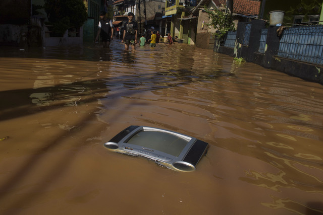 Sebuah televisi terendam banjir di Desa Cihanjuang, Cimanggung, Sumedang, Jawa Barat, Jumat (14/3/2025). Foto: Novrian Arbi/ANTARA FOTO