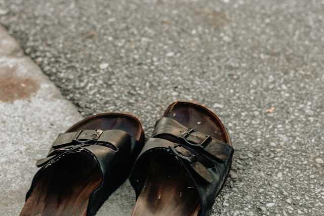 Ilustrasi untuk merk sandal anak laki-laki branded. Sumber: unsplash.com/Sincerely Media